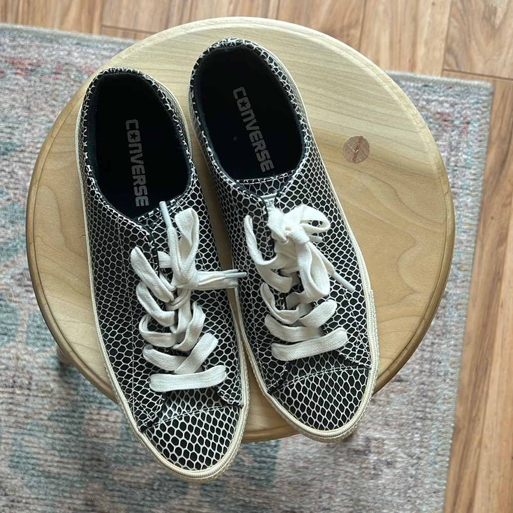 NWOT women’s converse all star sneakers in textured leather animal print. Size 7